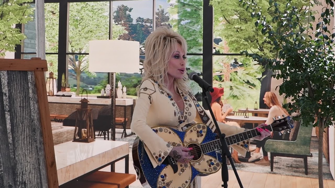 Dolly Parton sings Heartsong on visit to new hotel building site