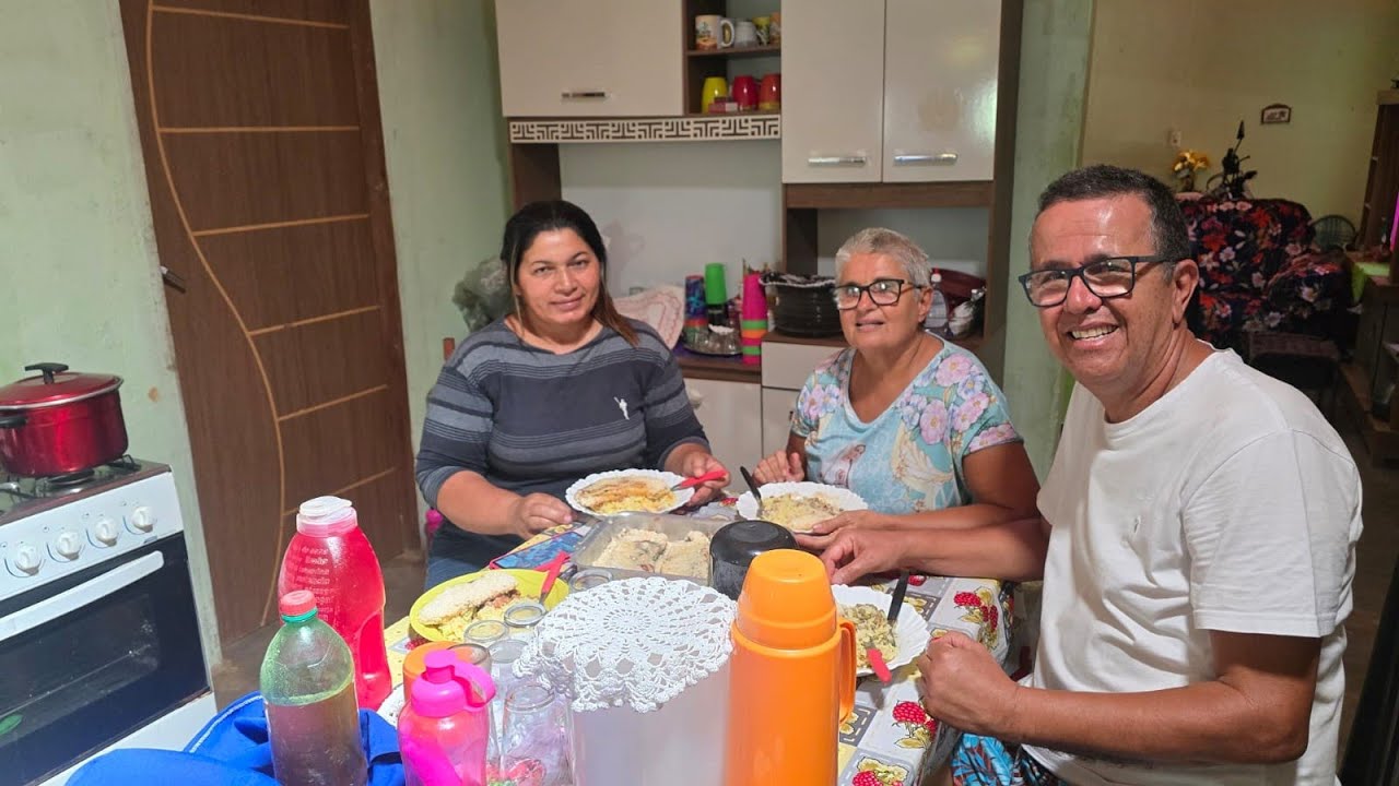 Almoço simples e especial com o casal José e Maria, José Maria fez bolo no forno do fogão a lenha.