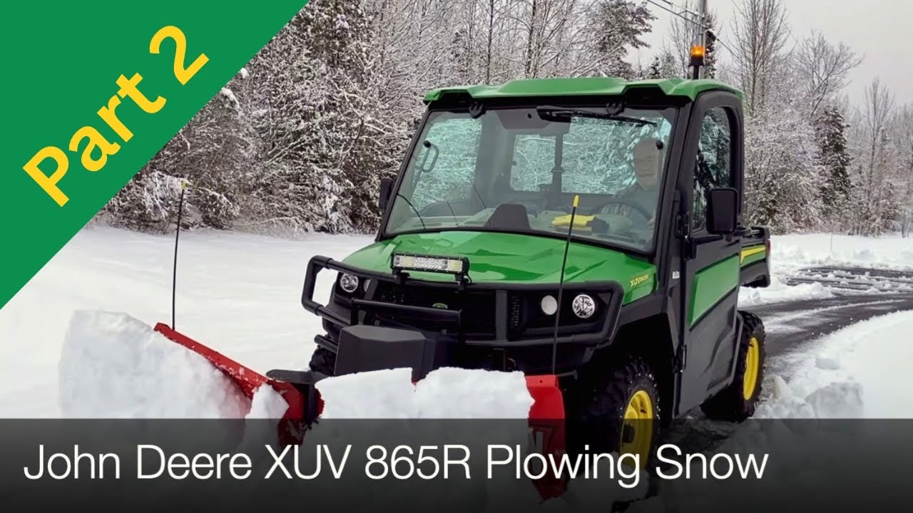 Сеялка John Deere GATOR XUV 865R расчищает снег в штате Мэн с помощью V-образного отвала WESTERN....