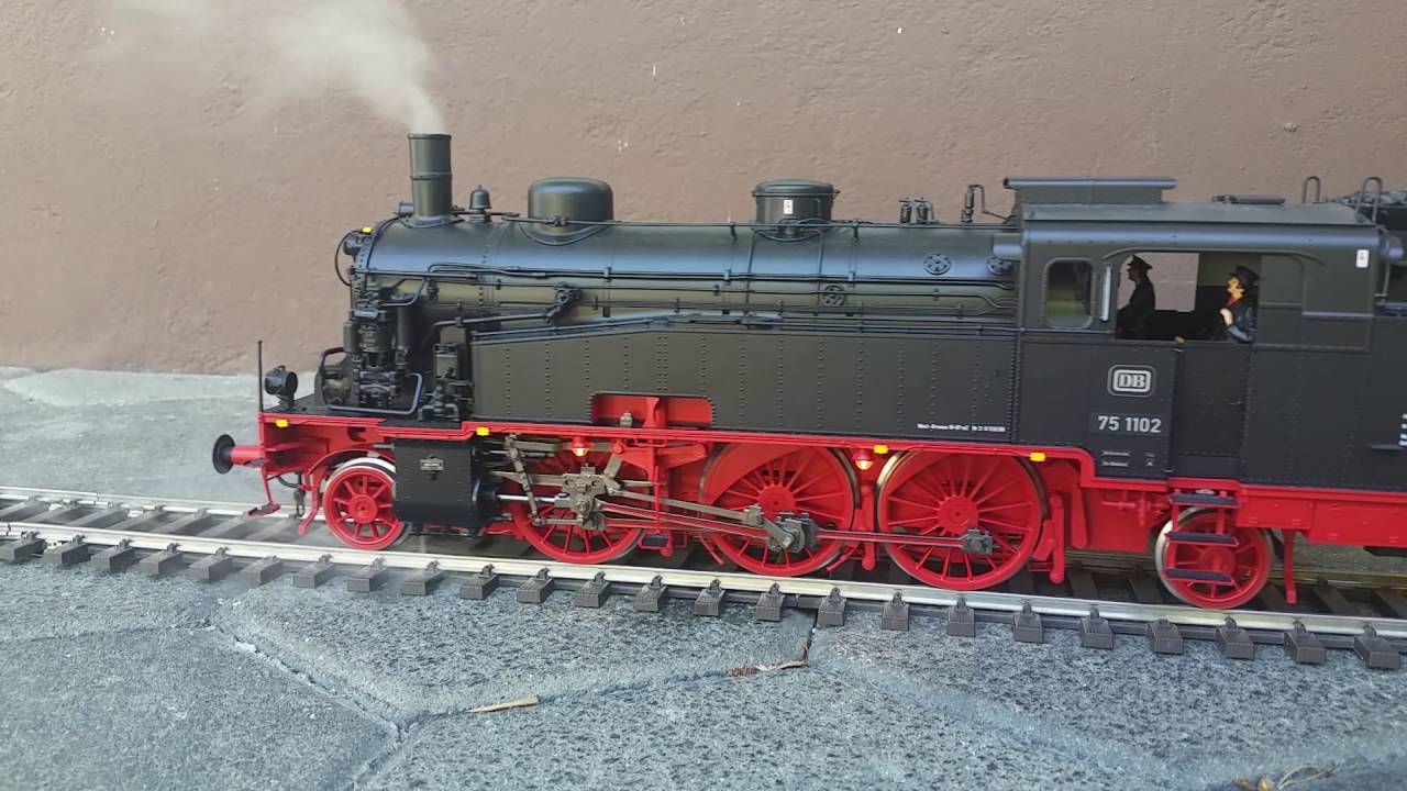 Spur 1 Märklin 75 1102 mit Personenzug Donnerbüchsen auf der Terrasse