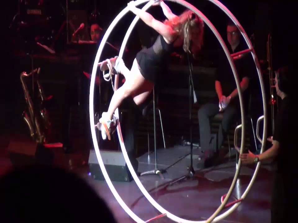 Rhönrad Darbietung im Theater der Celebrity Solstice 2015