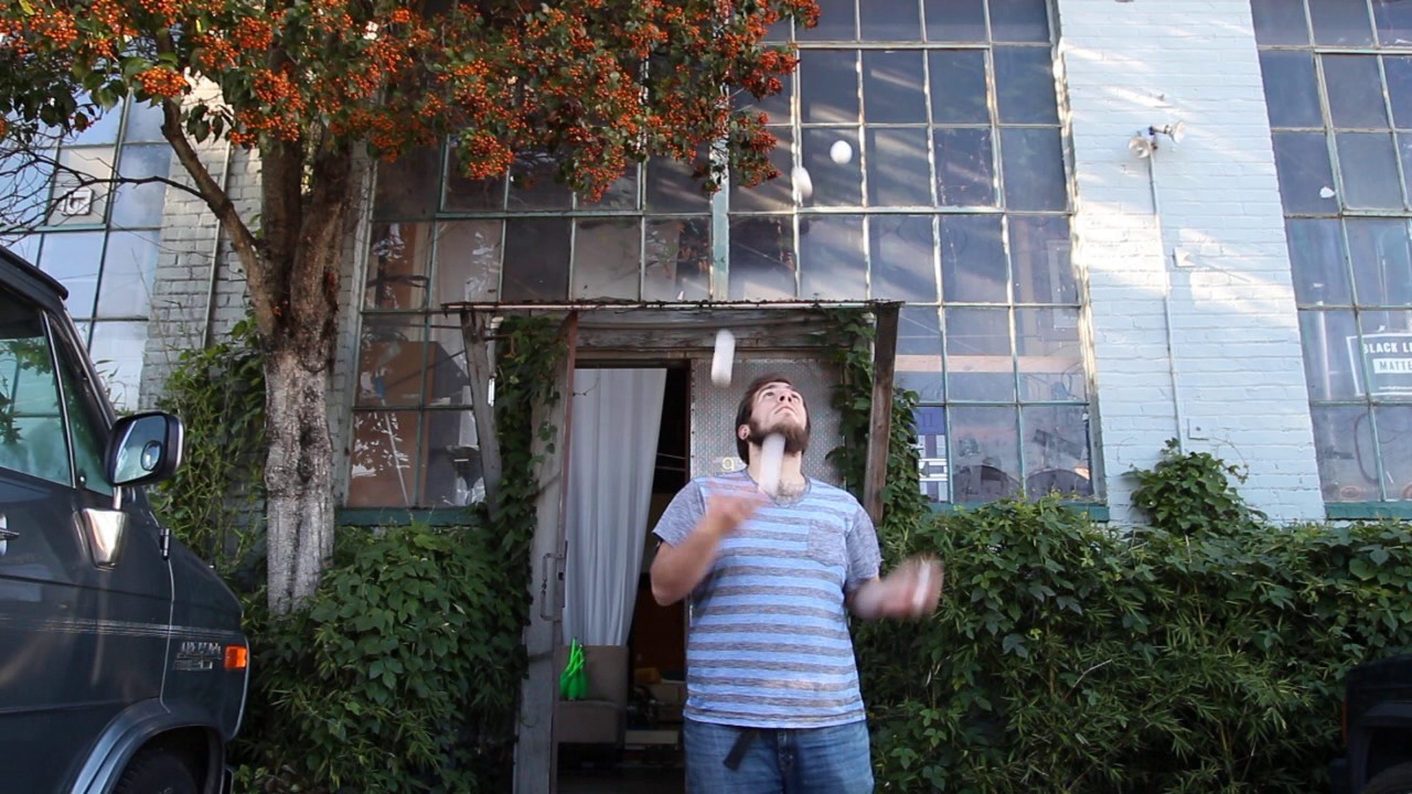 World Record Juggling 5 Raw Eggs!