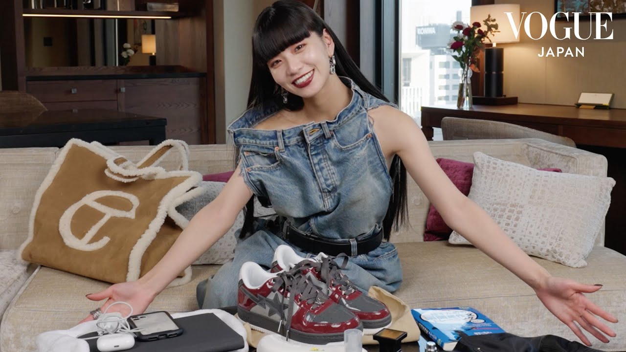 FAKY Hinaの仕事用のバッグの中身は？365日、美を支えるアイテムを披露！| In The Bag | VOGUE JAPAN