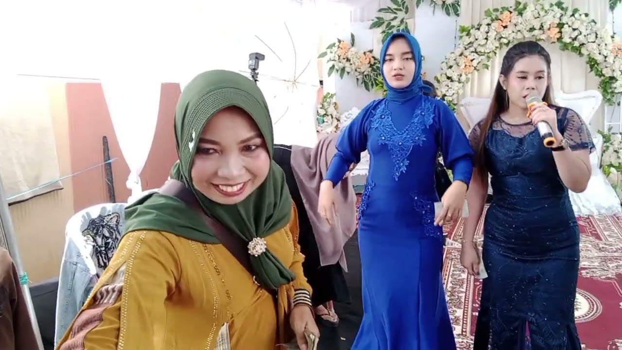 Bertabur saweran ( Cover ) #fypシ #fypyoutube #cover #dangdut #coversong #fypシ゚viral #hiburan #music 