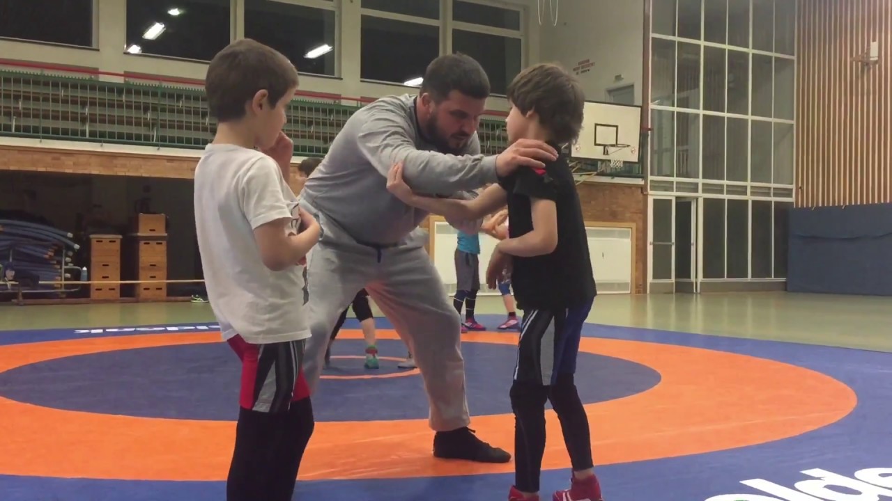 Meister Trainer aus Dagestan zu Besuch beim Weddinger Ringerverein - Kinder Ringen