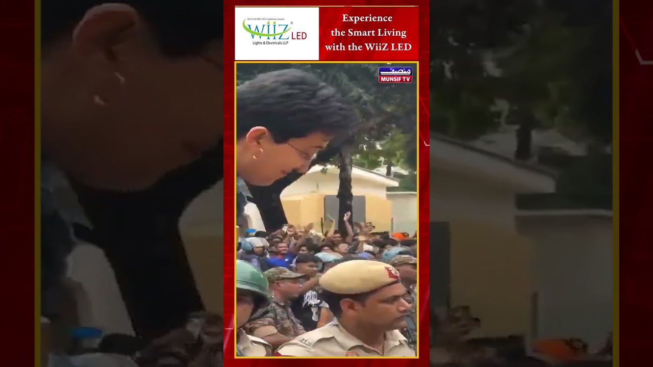 Sanjay Singh, Manish Sisodia and Atishi Cross Barricades During Parliament March
