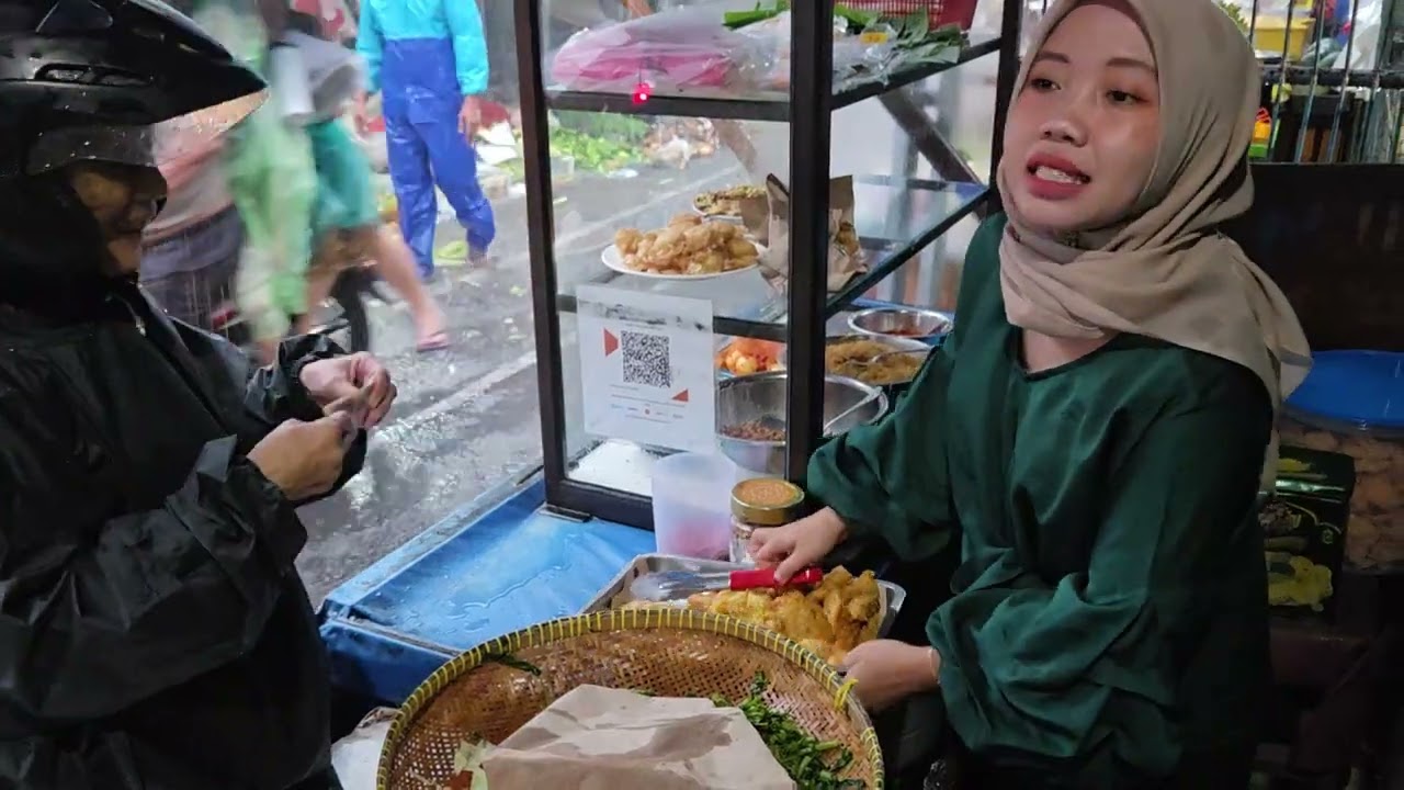 Rezeki di tengah hujan deras sampai kebanjiran 😭