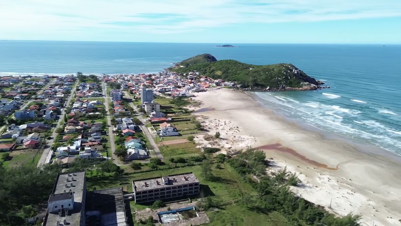 Itapirub&aacute; Vista de Cima | Uma das praias mais bonitas de Imbituba em Imagens de Drone 🌊