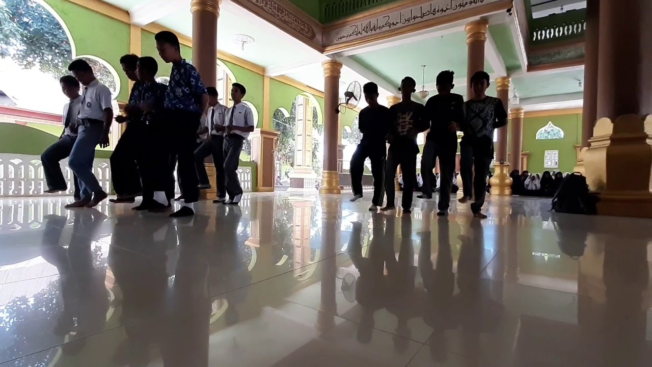 Tari malulo pondok pesantren abnaul amir (pra gladi)