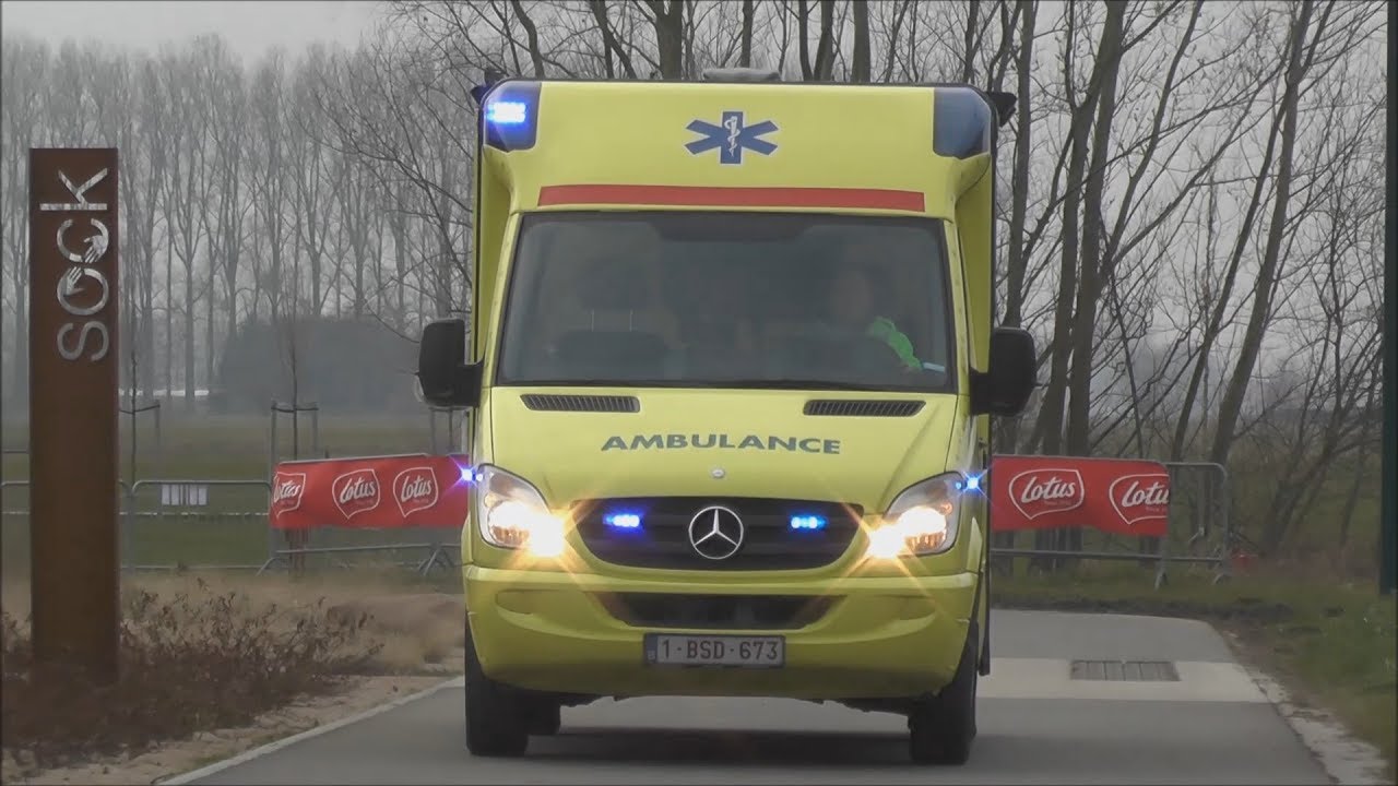 [Drie-toon] Ziekenwagen VZM Eeklo met zwaailicht en sirene! #755
