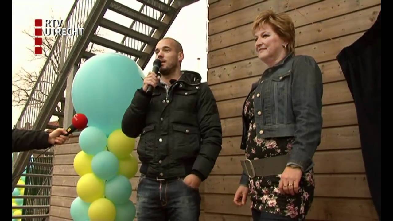 Sneijder opent voetbalplein op zijn oude school