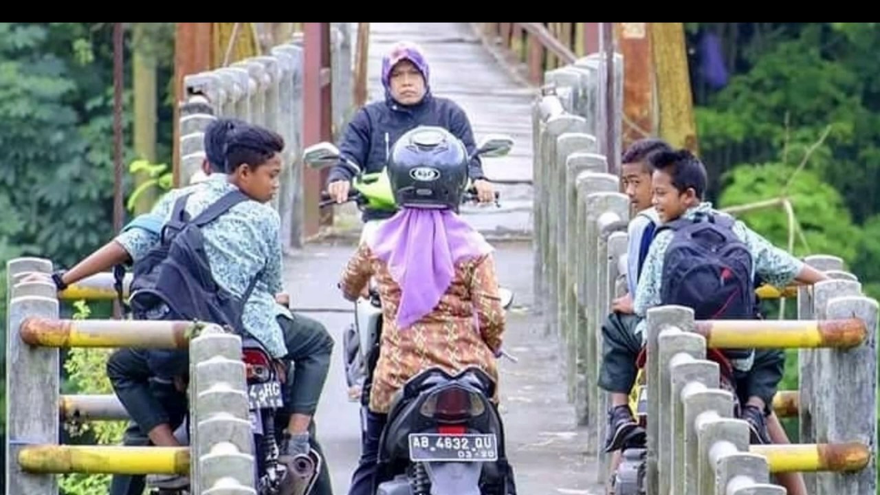 Aksi ibu-ibu jadi raja jalanan dari kocak sampai ngeri abis, duh!