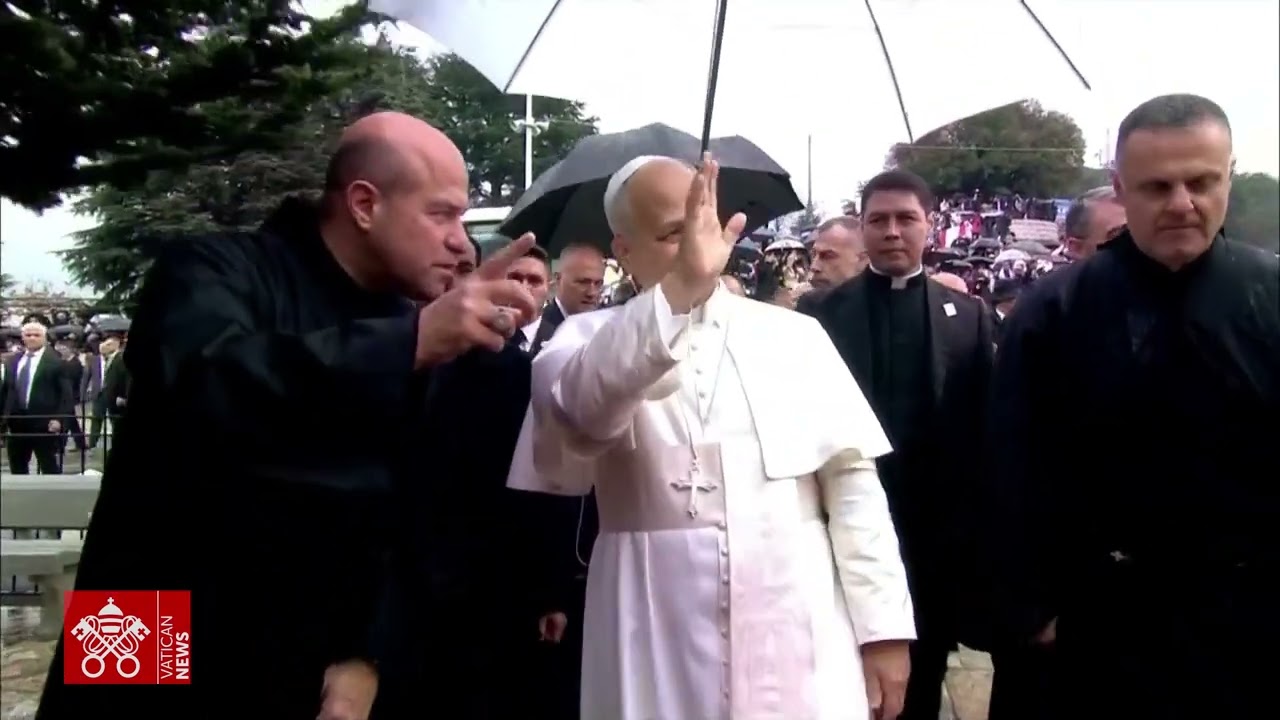 Popiežiaus malda prie šv. Šarbelio kapo