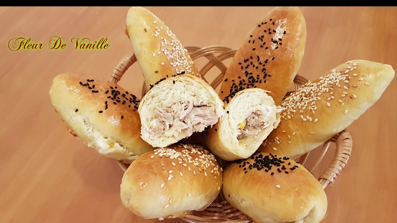 Petit pain farci au thon/Small bread stuffed with tuna /خبز محشي بالتونة