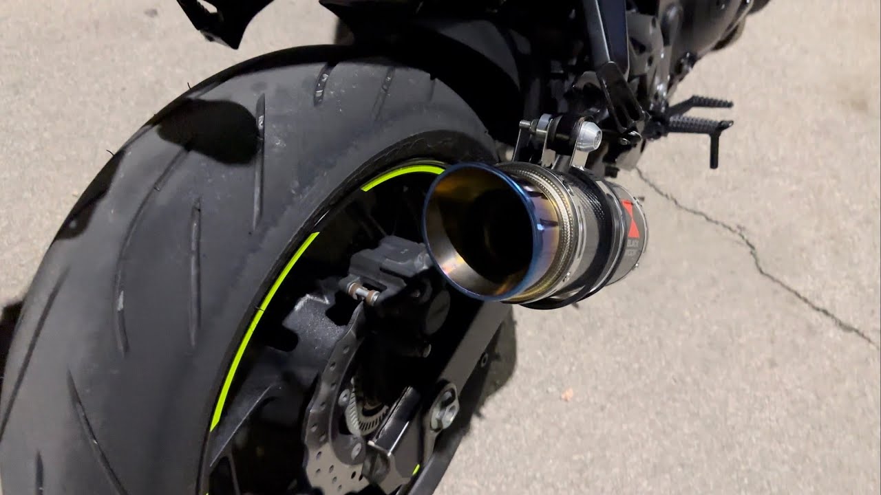 Black Widow Exhaust Silencer Kit + 200mm Round Blue Tip Carbon Silencer GSX-S 750 2022