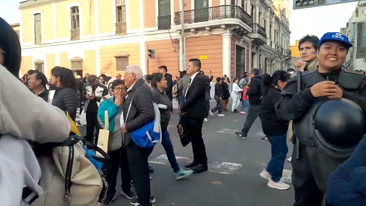 Cientos de feligreses ingresan al Convento de SANTA ROSA DE LIMA, a fin de pedir sus deseos.