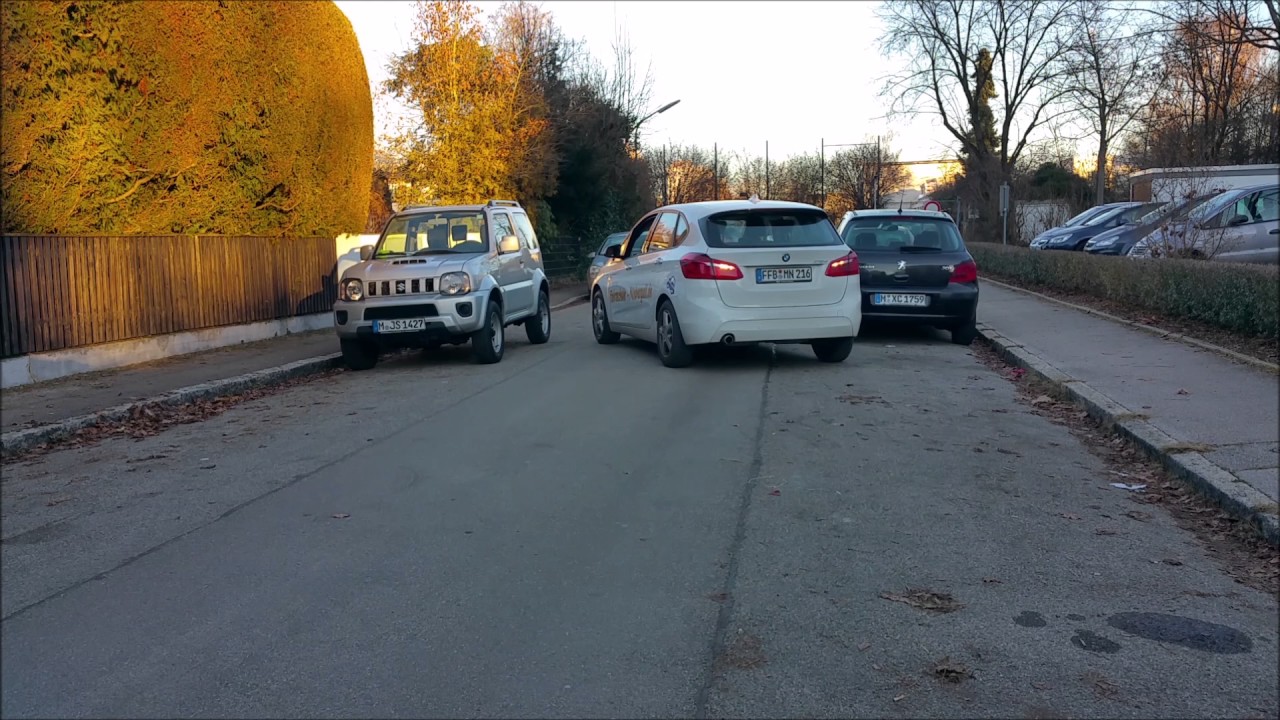 Rückwärts einparken längs zur Fahrtrichtung