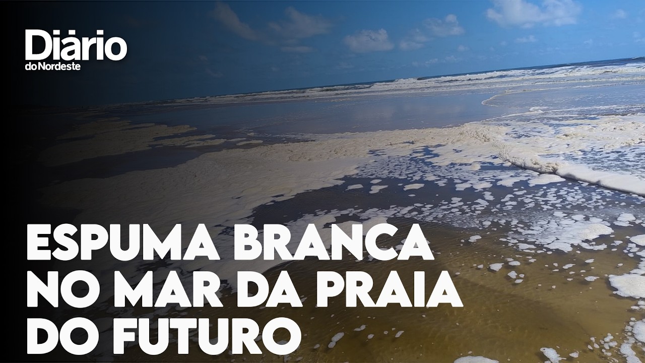 Espuma branca aparece no mar da Praia do Futuro, em Fortaleza
