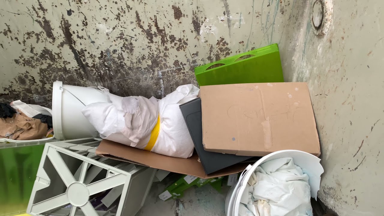 Crushing bulky items in Compactor Container (Full HD)