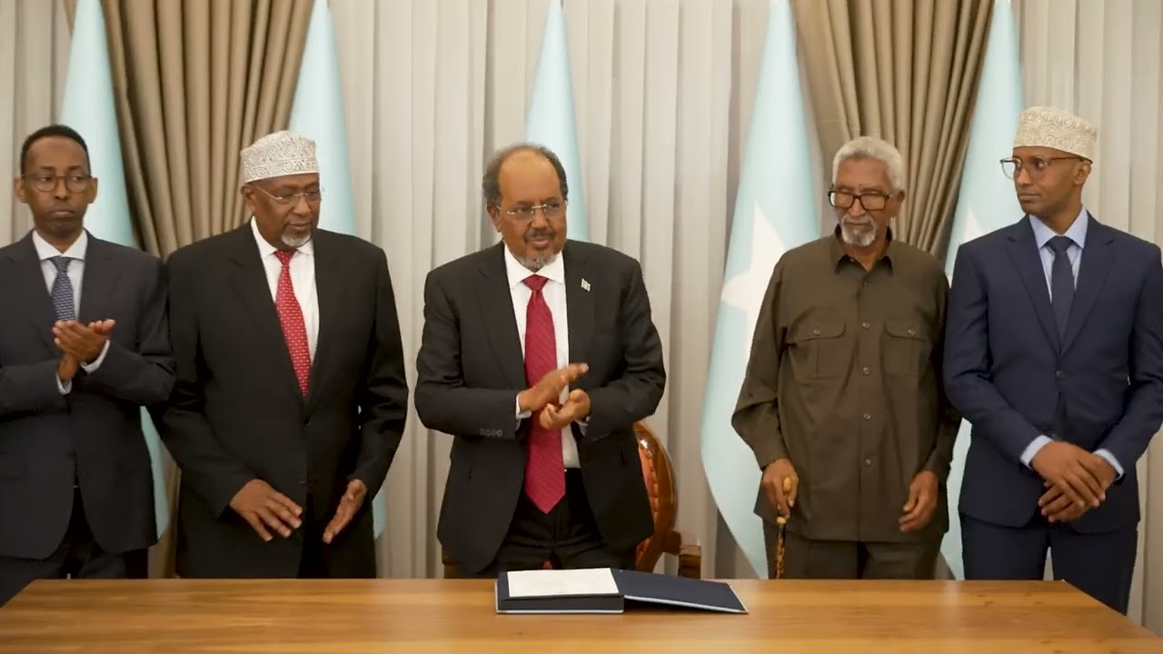Madaxweynaha JFS ayaa si rasmi ah u saxiixay Nuqulka Dastuurka cusub ee Jamhuuriyadda Federaalka.