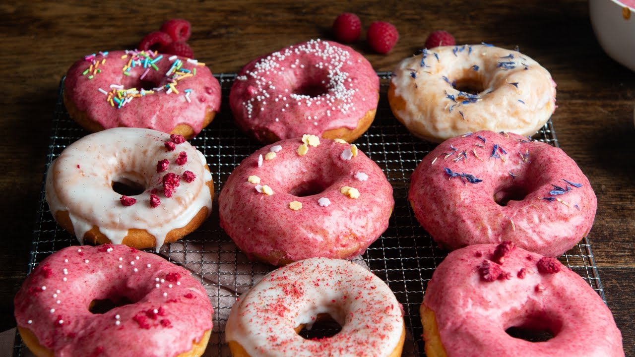 Amerikanische Donuts selber machen mit Himbeer-Vanille Glasur