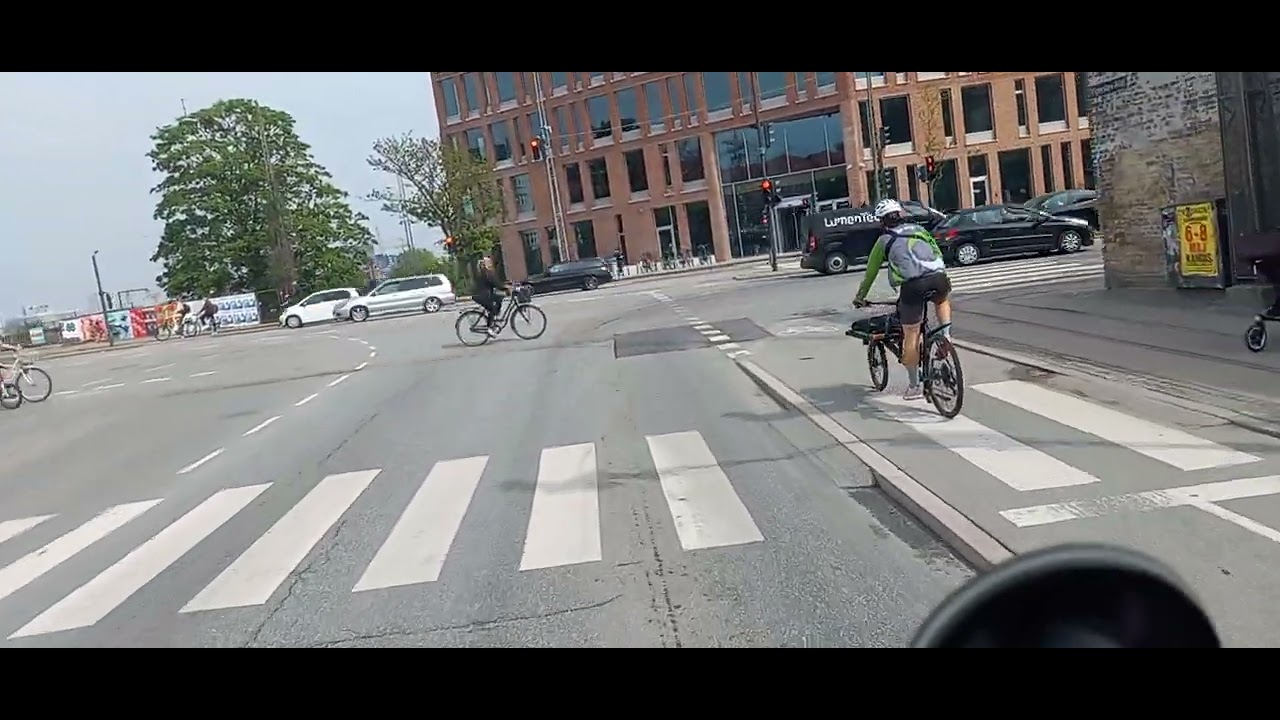 Cykelbud ud i krydset for r&oslash;dt