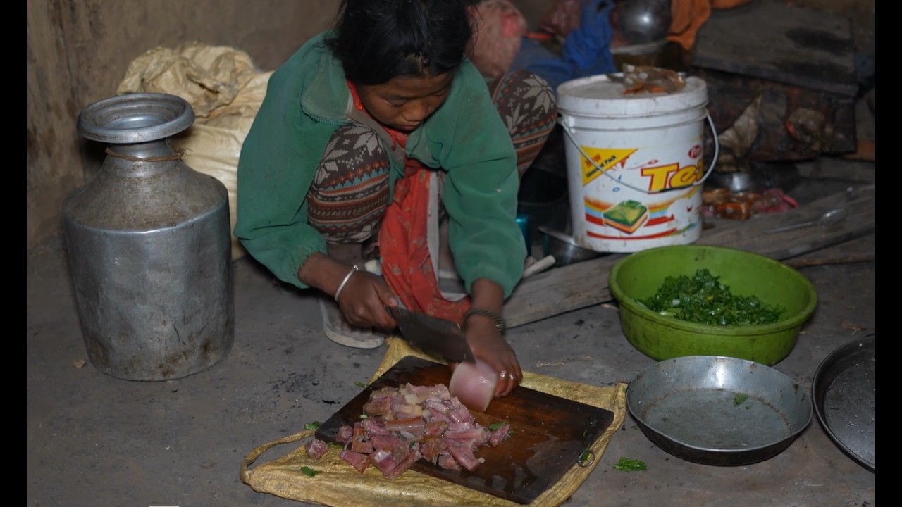 Cooking green vegetables and pork stew in the village ll Rural village life