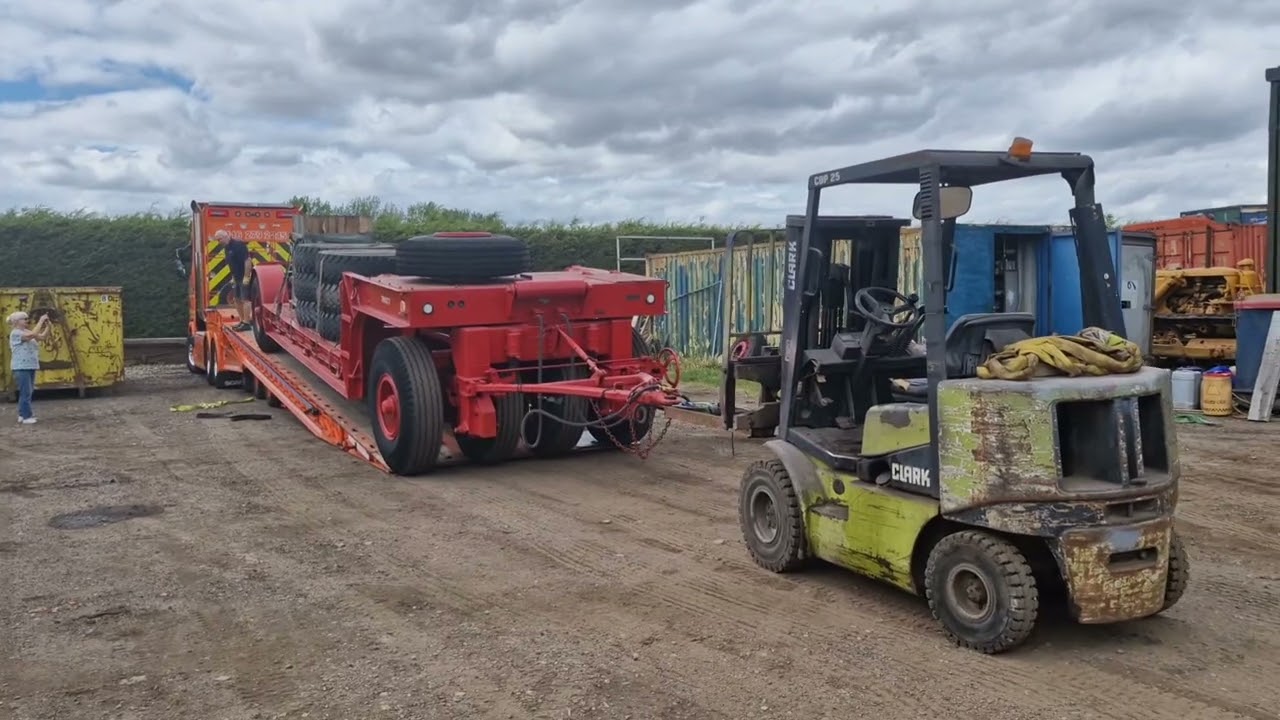 Short video, showing the loading of an 8 wheeled drawbar trailer onto a Crouch recovery trailer. 