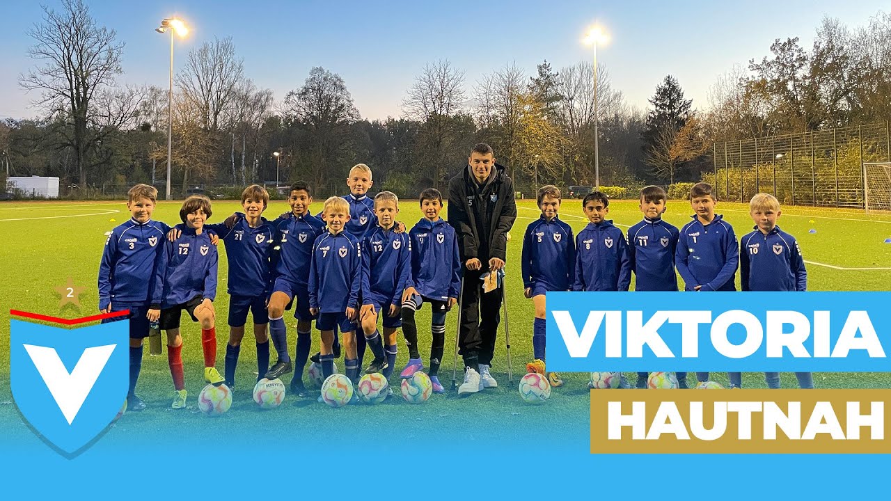 VIKTORIA HAUTNAH I Kick Off - Junis Anders zu Besuch bei seiner Patenmannschaft
