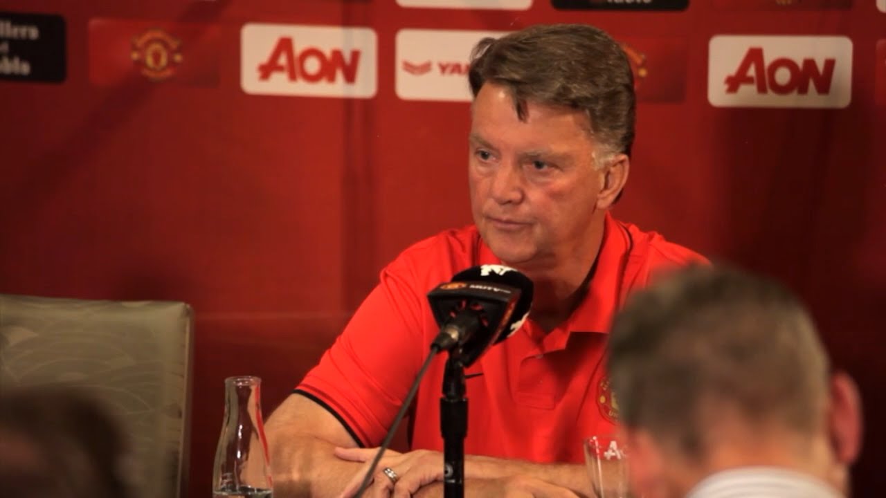 Manchester United - Louis van Gaal - Victor Valdes 'Doesn't Follow My Philosophy, He Will Be Sold'