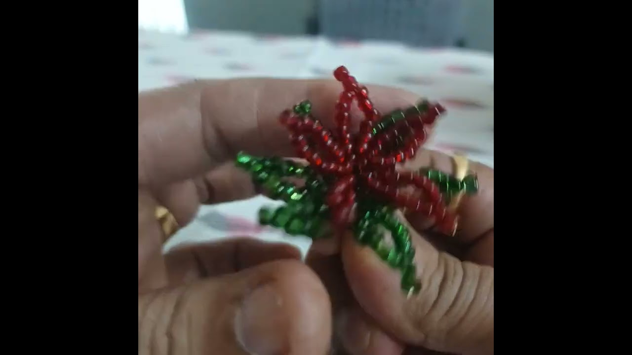 മുത്തു കൊണ്ടുള്ള മരവും പൂക്കൾ
