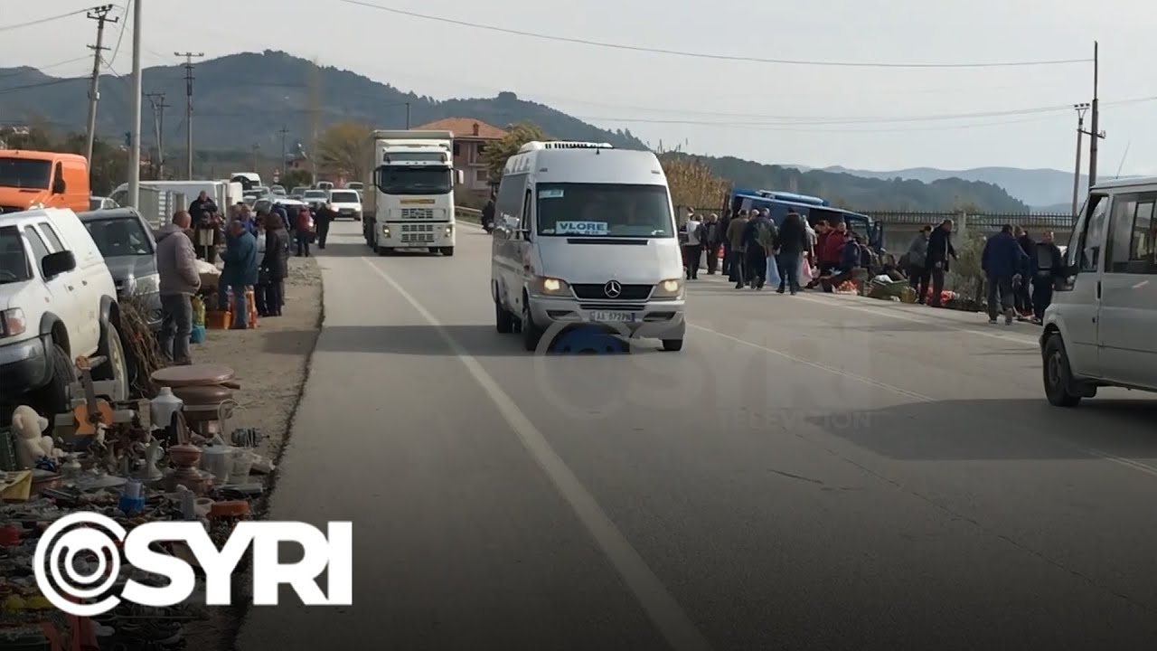 Qytetarët rrezikojnë jetën në Pajovë të Peqinit, për shkak të tregut të së mërkurës buzë të rrugës