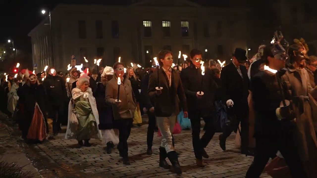 Oslo operaball-paraden vandret ned Karl Johan, fra aulaen og til Gamle logen.