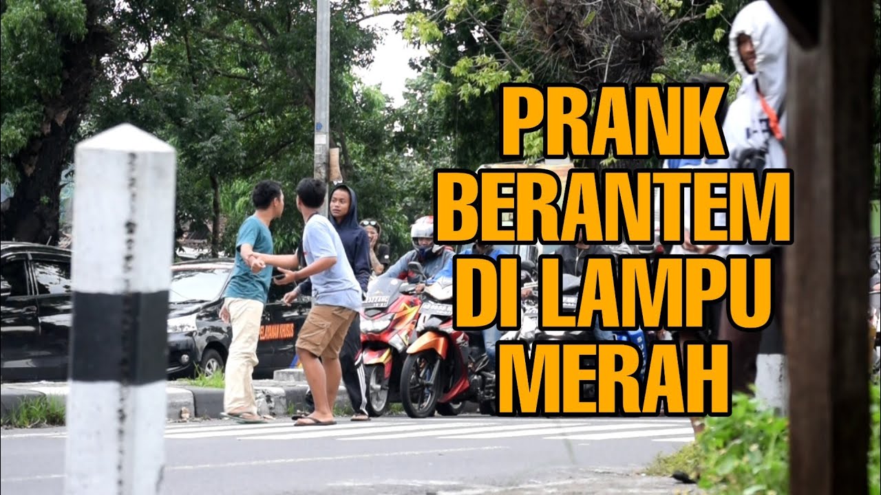 PRANK BERANTEM DI LAMPU MERAH AUTO PANIKK!!