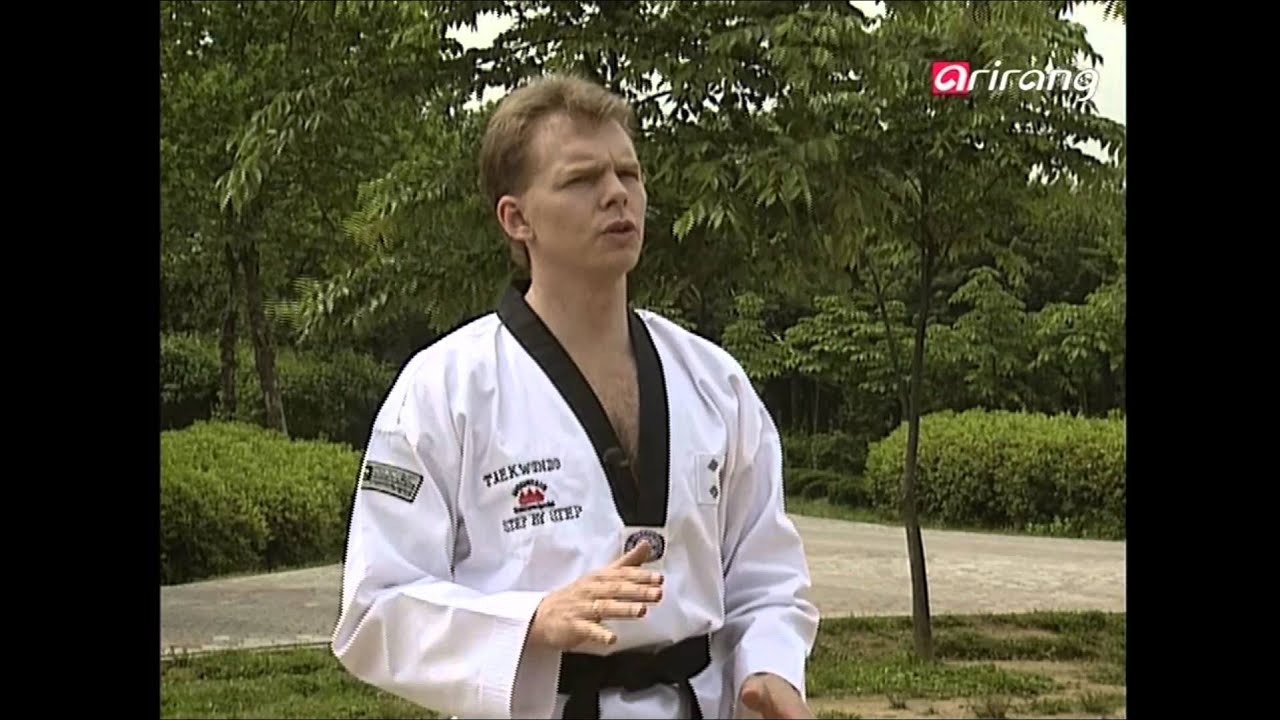 Taekwondo Step by Step Ep040 Banmomdollyo huryo-chagi 반몸 돌려 후려차기 Momdollyo huryo-chagi 몸돌려 후려차기