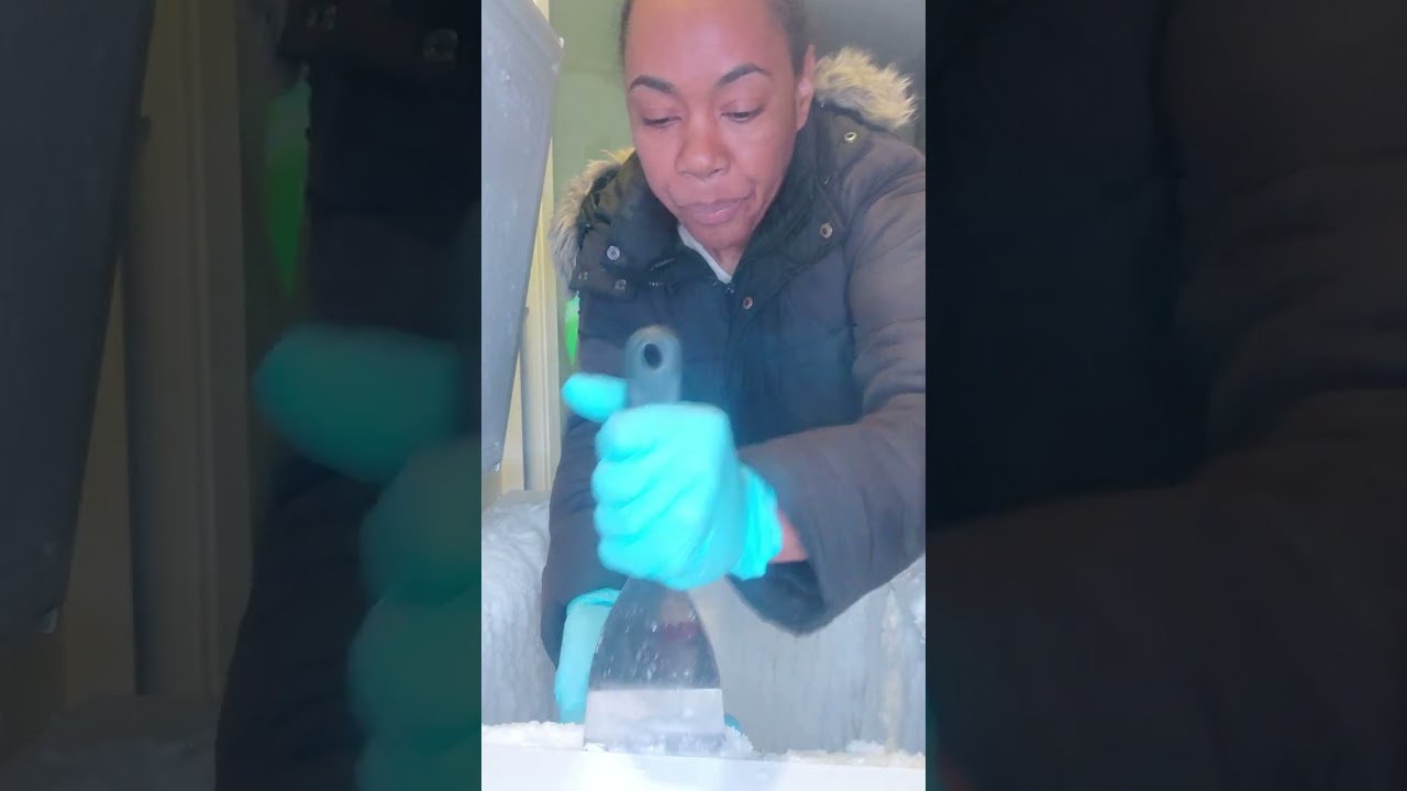 ASMR/EATING THE ICE EDGES OF THE BIG FREEZER 🧊❄️