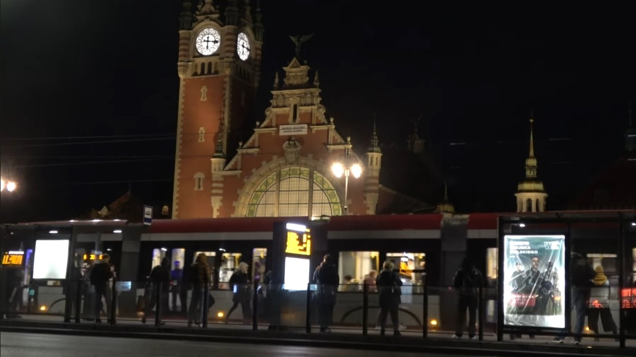 Centrum Gdańska wieczorem. Tramwaje, autobusy 2025