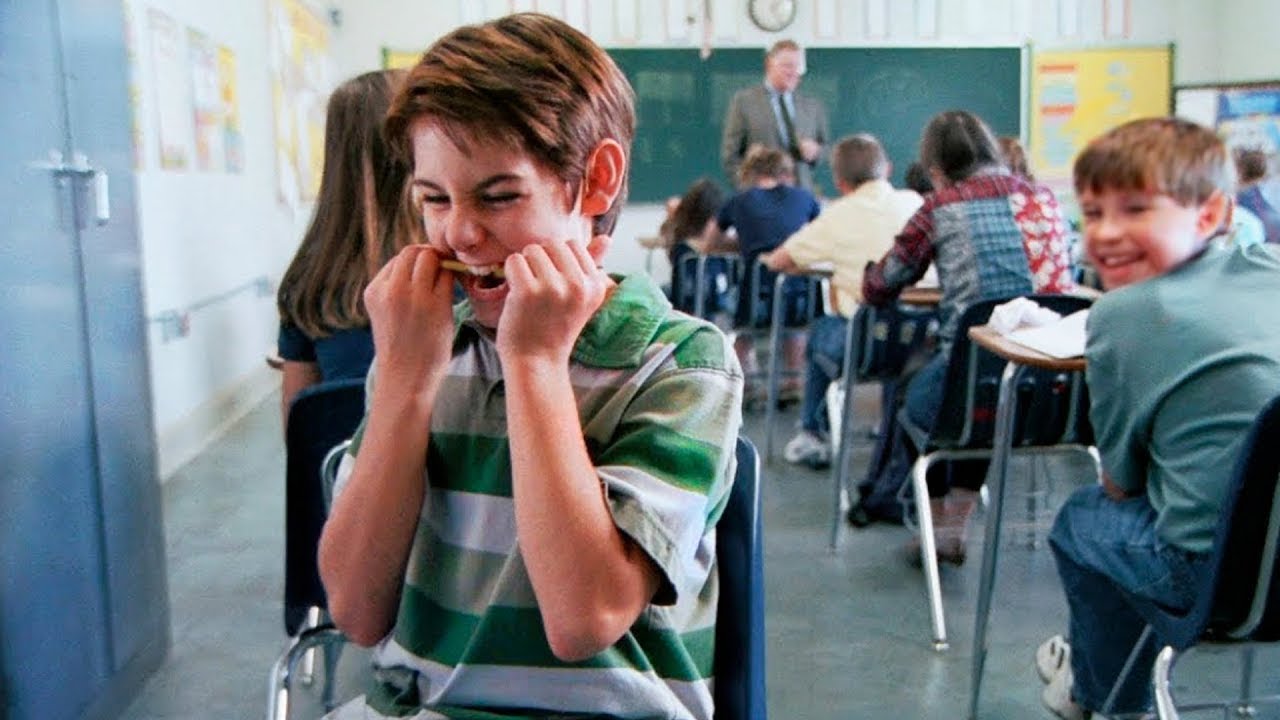 Ein Junge mit Tourette-Syndrom muss Spott ertragen, wenn er mit einem Mund in einer Ecke sitzt