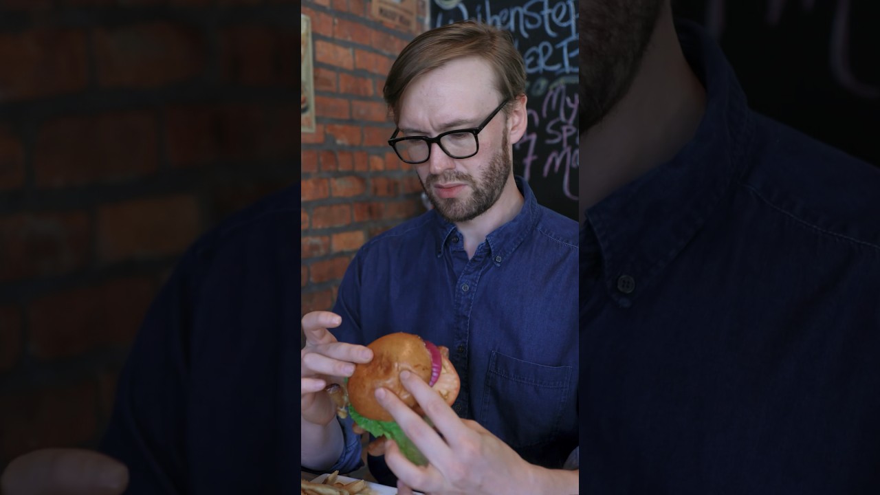 Немец посещает немецкий ресторан в США #шорты