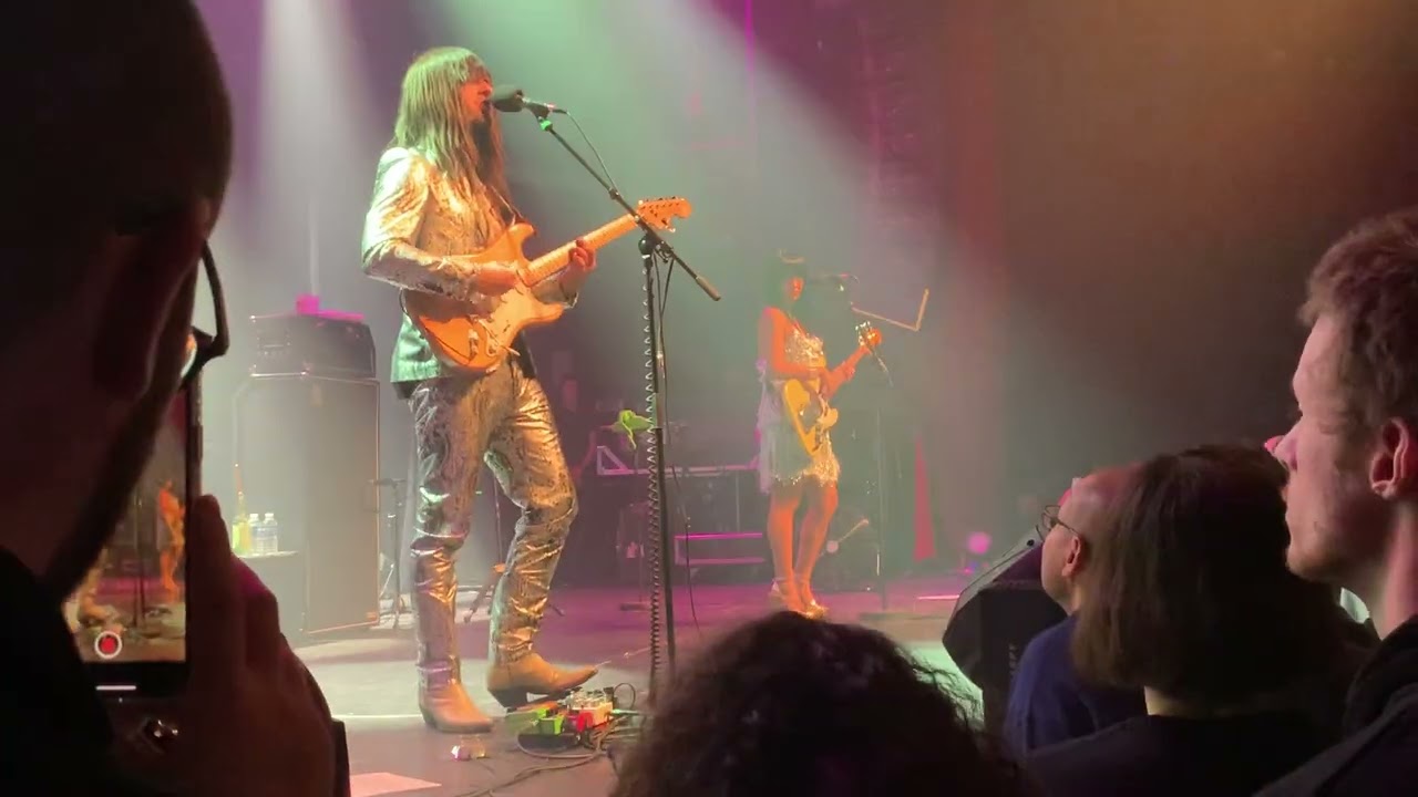 Khruangbin: Evan Finds the Third Room live at the Bataclan Paris December 8, 2019