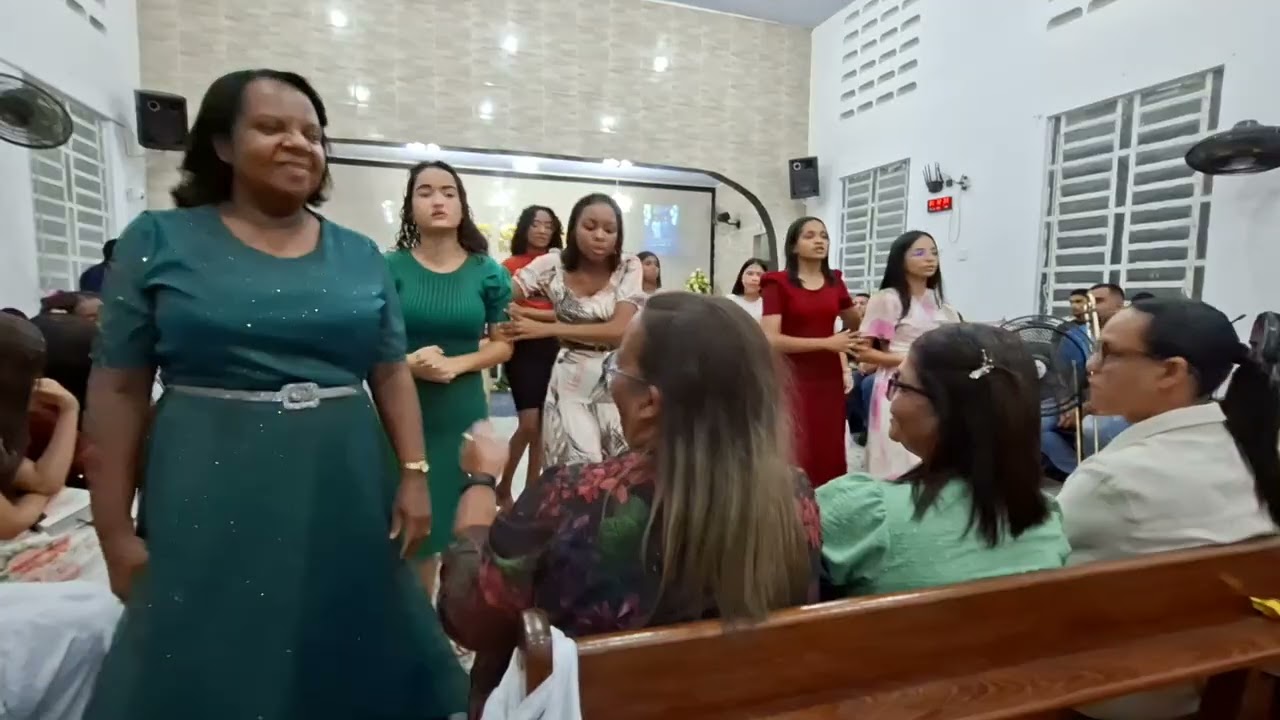 Grupo de gestos, canta no culto de ação e graças, ao pastor:Félix, em IEADALPE-CAIXA d'água sobrado 