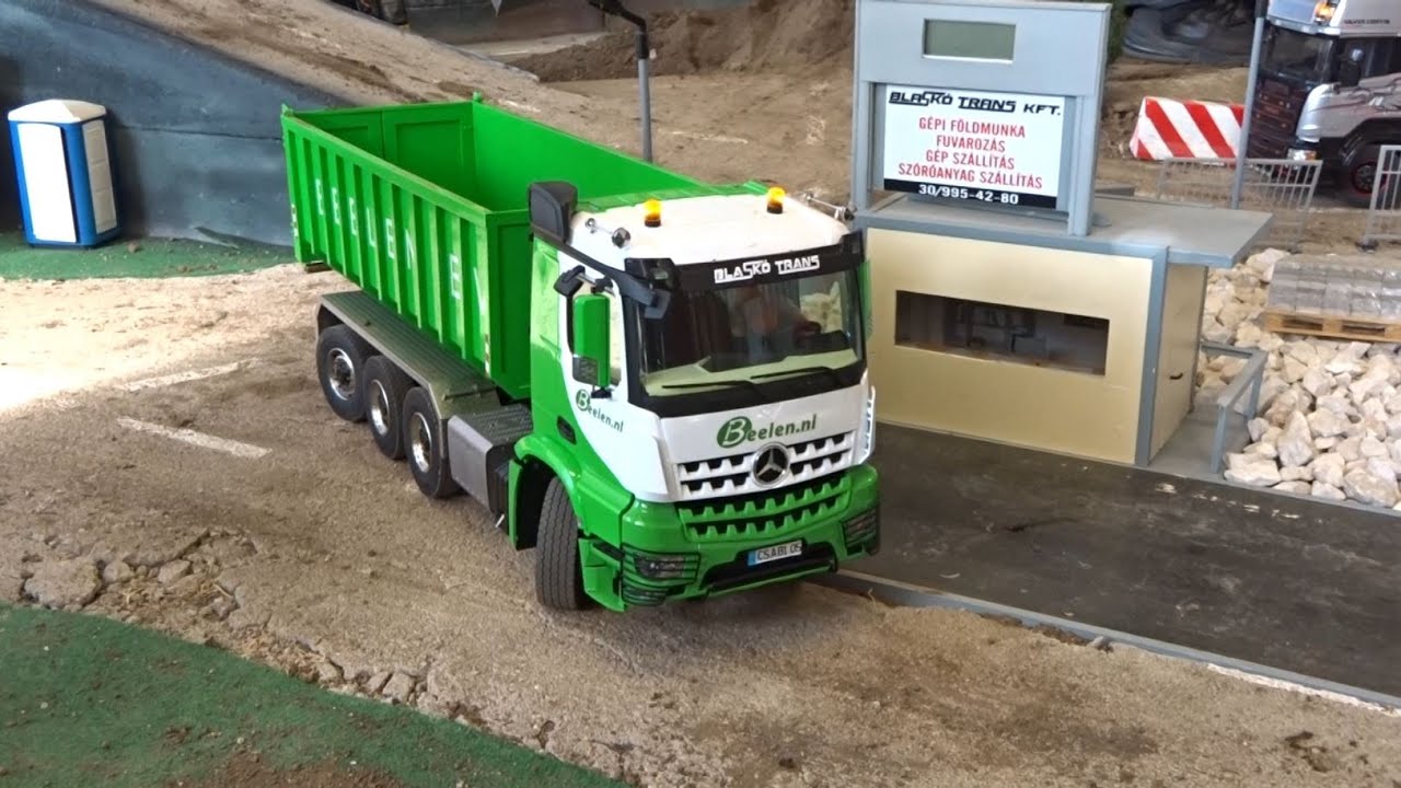 LXYRC 8×8 Mercedes hook lift truck chassis with lifting axle 1/14