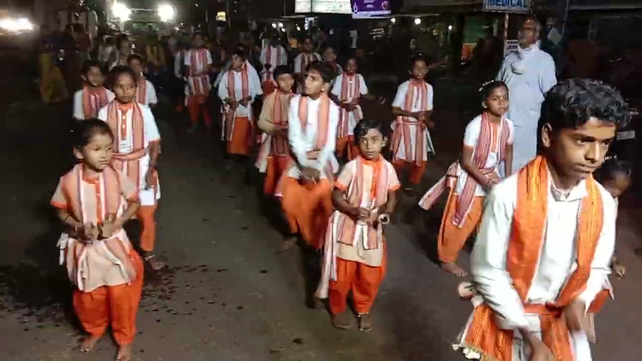 ಸುರತ್ಕಲ್ ಮುಕ್ಕದಲ್ಲಿ  ಶ್ರೀ ಸತ್ಯಧರ್ಮ ದೇವಸ್ಥಾನದ ಹೊರೆ ಕಾಣಿಕೆ ಮೆರವಣಿಗೆಯಲ್ಲಿ ಭಾಗವಹಿಸಿದ ನಮ್ಮ ಭಜನಾ ತಂಡ.