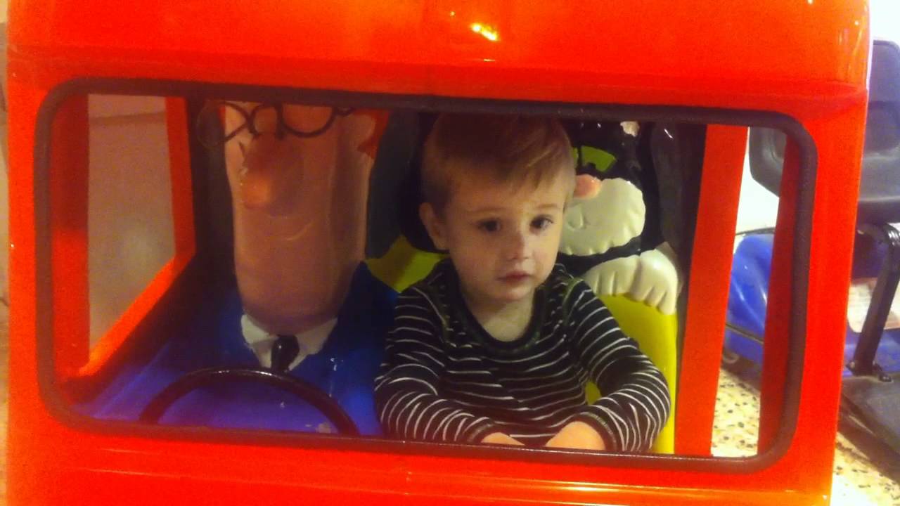 Tobias og Postmann Pat-bilen
