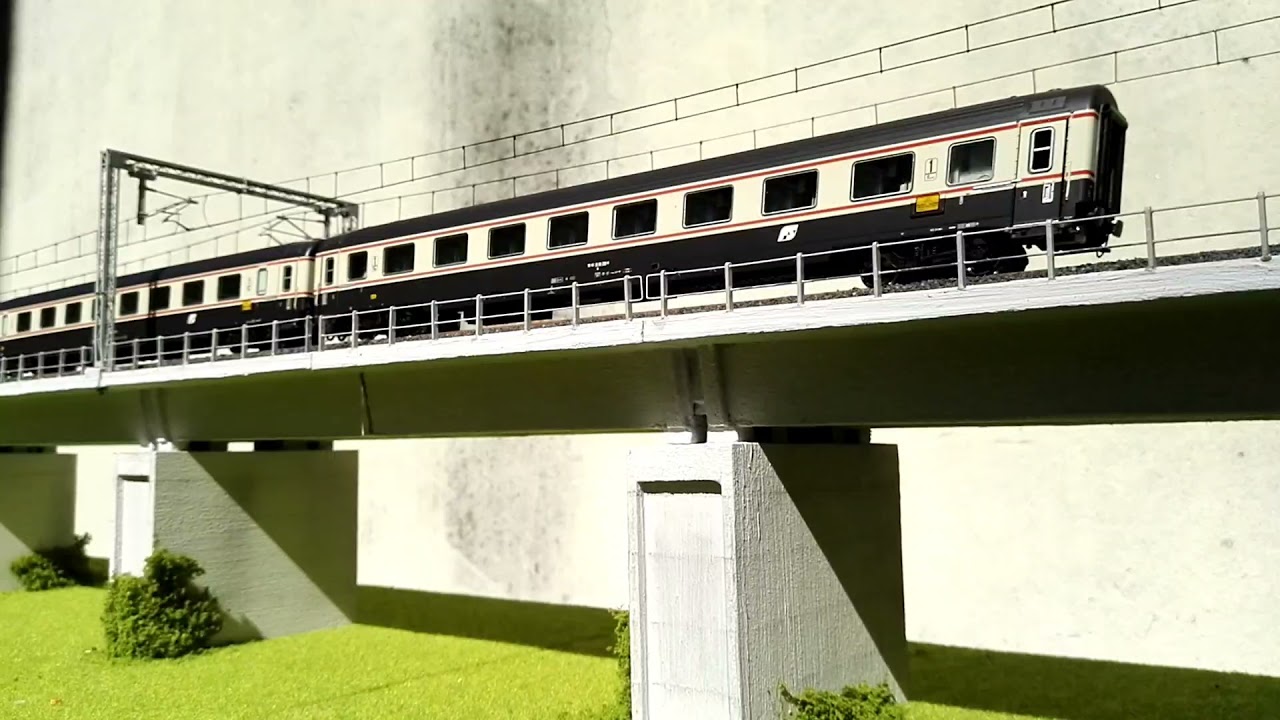 Intercity che sfreccia sul viadotto AV delle Giotti Railways
