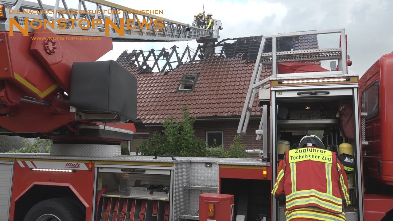 Feuer zerstört Wohngebäude  - Feuerwehr Apen und umliegende Wehren im Großeinsatz - 23.05.2020