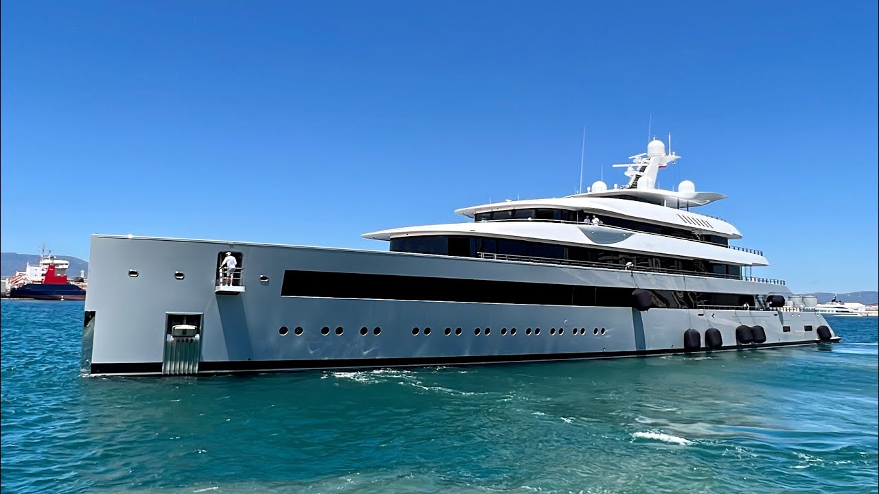 How  a 100m / 328ft Superyacht Undocks 4K