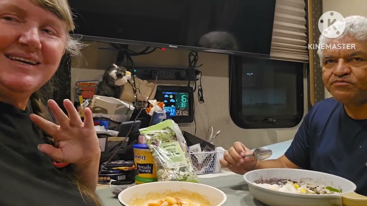 Qual você prefere,  camarão ou salmão? Jantar no motorhome. 