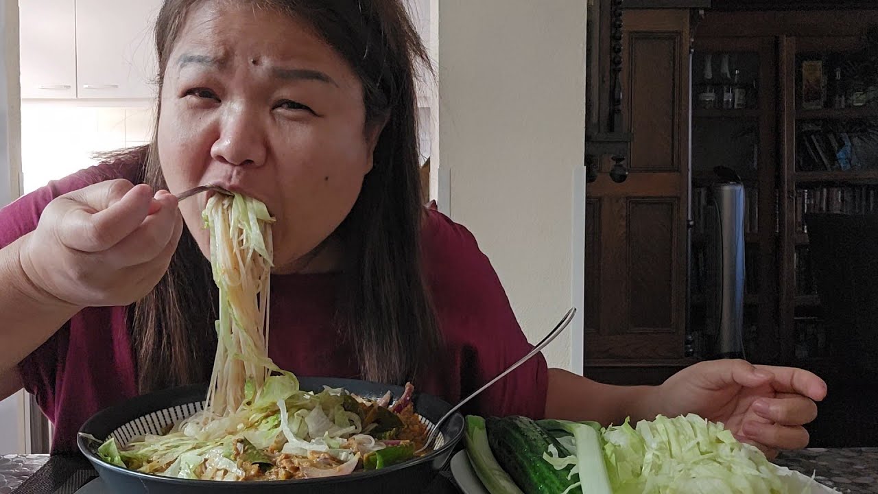 กินขนมจีนน้ำยาป่าเผ็ดๆแซ่บๆใส่ลูกโดดผักมาเป็นสวนอีกแล้วจร้า