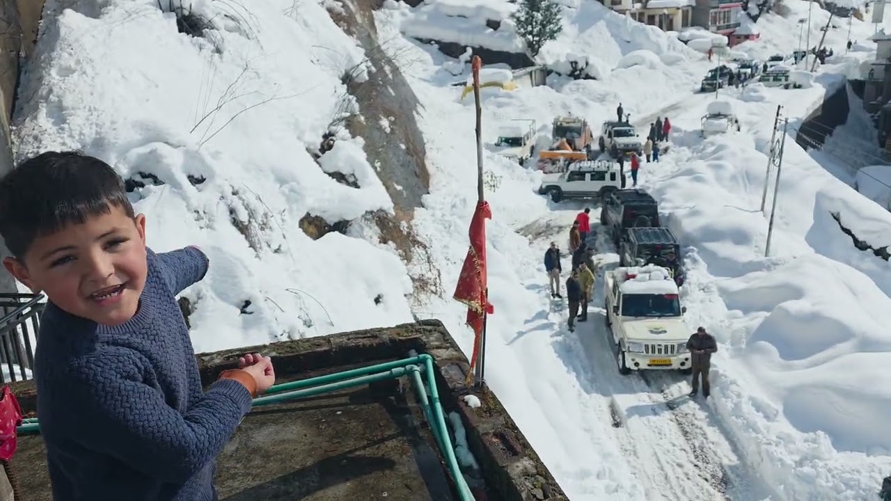 लगातार बर्फबारी ने बढ़ा दी मुश्किलें